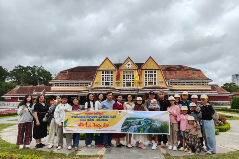 Khám Phá Thành Phố Ngàn Hoa Cùng Đoàn Phòng Giáo Dục & Đào Tạo Phú Tân