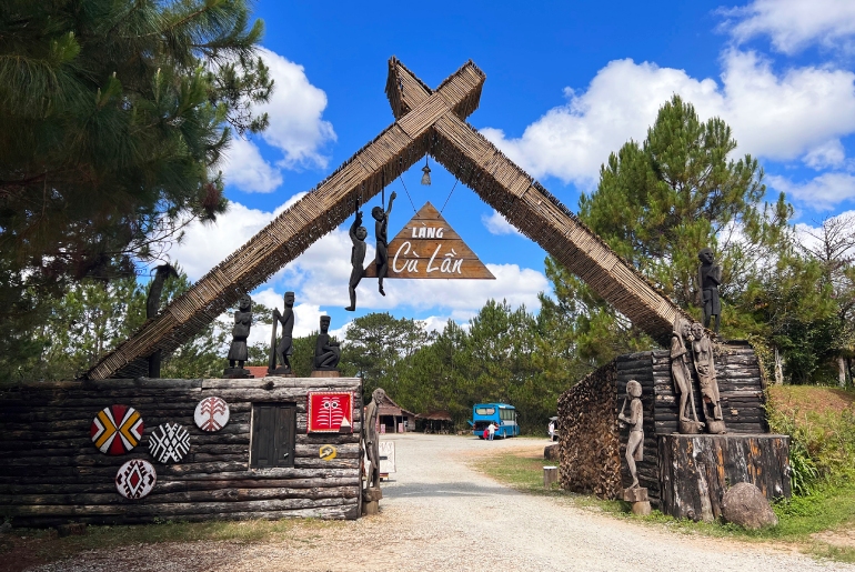 Làng Cù Lần một tên gọi khá là ngộ nghĩnh, dễ thương và dễ nhớ