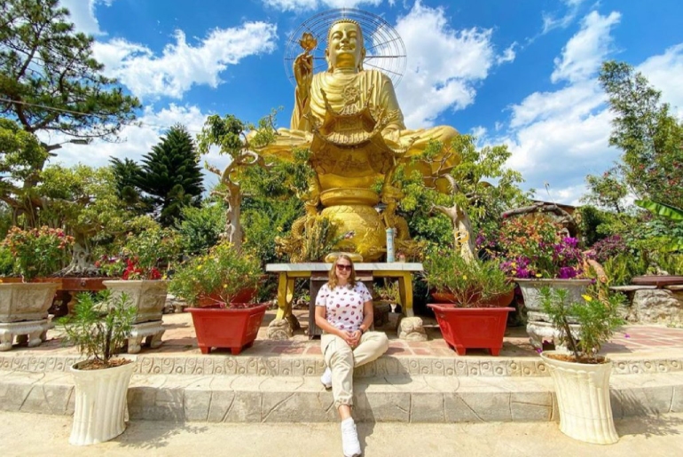 Thiền viện Vạn Hành Đà Lạt là một kiến trúc nổi tiếng ở Lâm Đồng