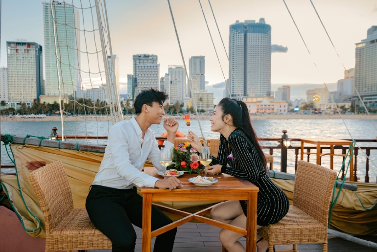 Ăn Tối Trên Sông Sài Gòn Với Du Thuyền View Lãng Mạn