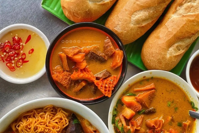 Phá Lấu— Món Ăn Vặt "Đã Ăn Là Nghiện" Của Người Phố Thị Sài Gòn