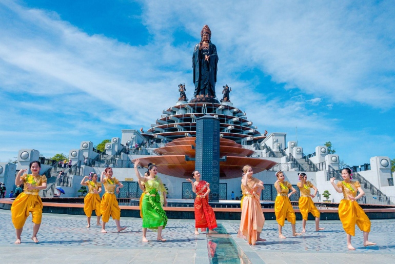 Lễ hội Xuân Núi Bà Đen - Trải nghiệm Tết miền Nam đầy màu sắc