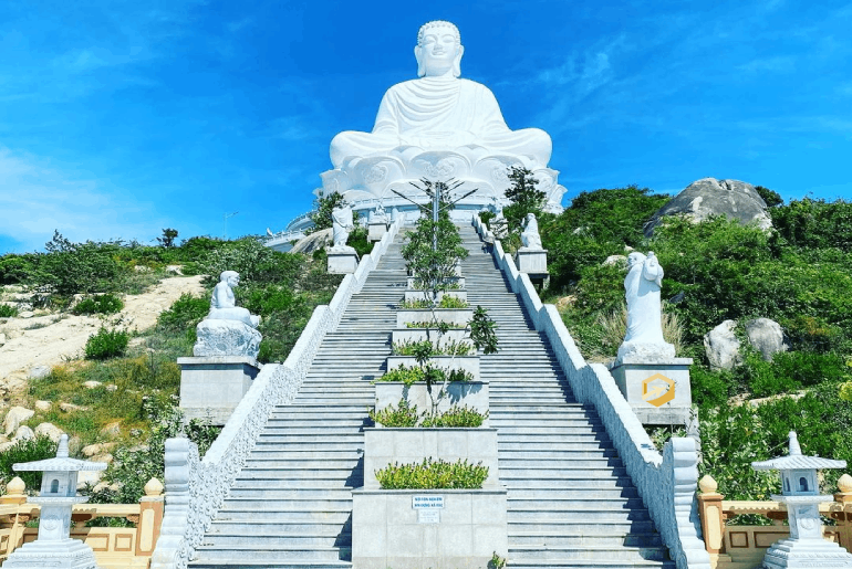 Chùa Ông Núi Bình Định - Nơi có tượng Phật ngồi lớn nhất Đông Nam Á